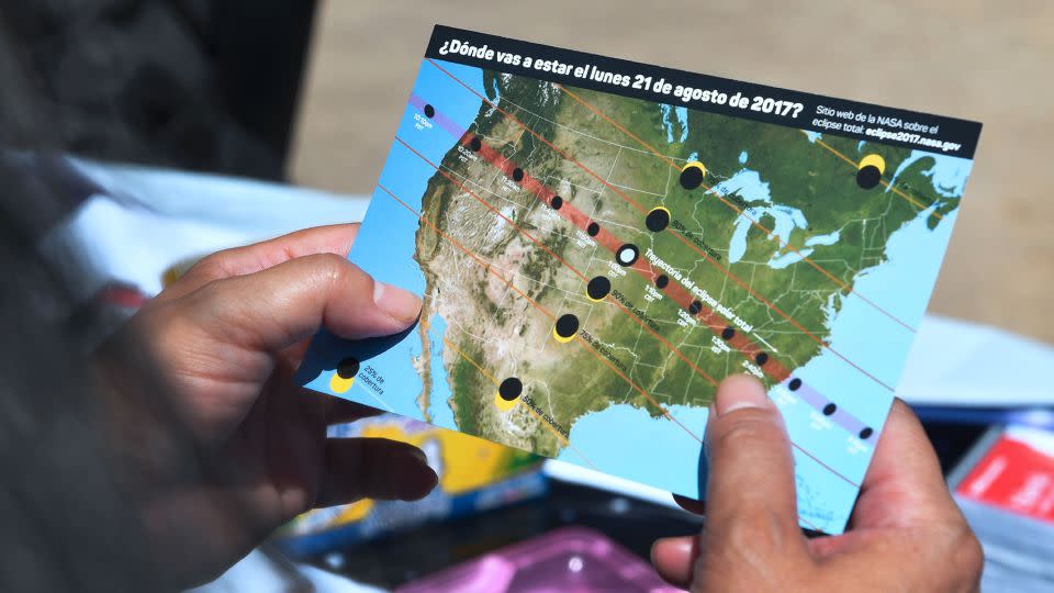 Una mujer ve un mapa que muestra la trayectoria del eclipse durante el Festival del Eclipse Solar en el Centro de Ciencias de California en Los Ángeles, California, el 19 de agosto de 2017, dos días antes del eclipse total del 21 de agosto. - Frederic J. Brown/AFP/Getty Imágenes