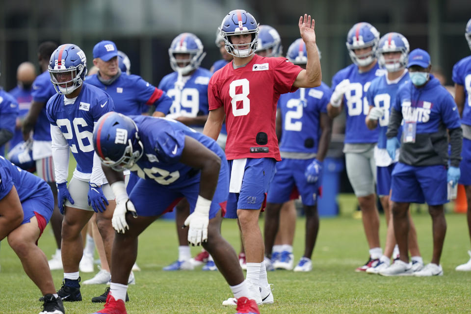 New York Giants quarterback Daniel Jones, center, participates in a practice at the NFL football team's training camp in East Rutherford, N.J., Wednesday, Aug. 19, 2020. The Giants open their season against the Pittsburgh Steelers on Sept. 14. (AP Photo/Seth Wenig)