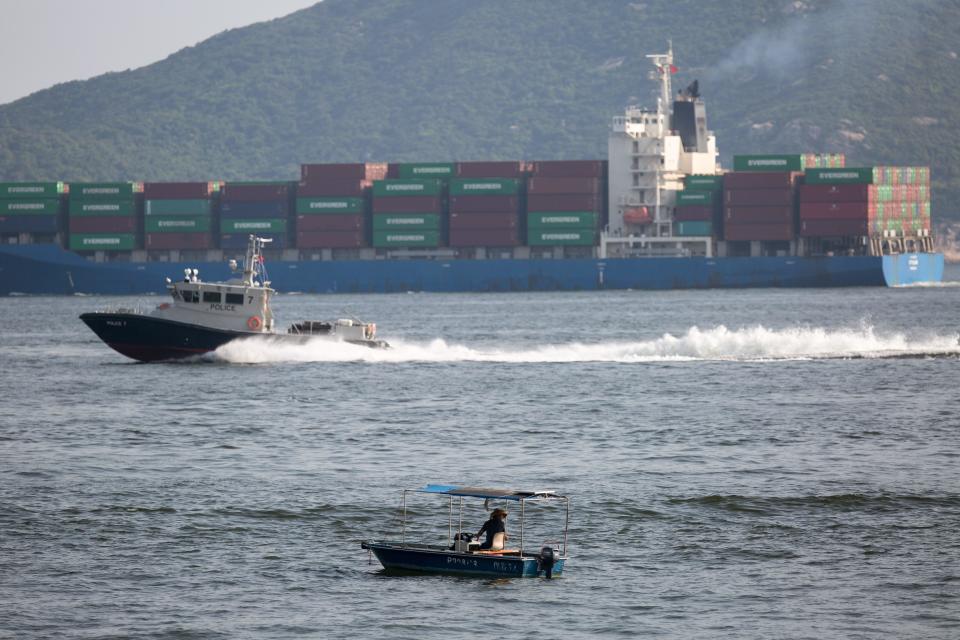 Un carguero navega por el canal de East Lamma de camino a Hong Kong, en China, hoy, 11 de julio de 2018. EFE/ Jerome Favre