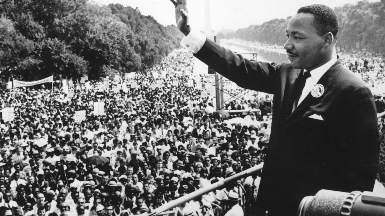 martin luther king addresses crowds during the march on washington at the lincoln memorial washington dc where he gave his i have a dream speech