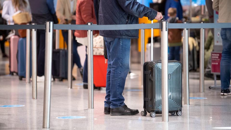 Der Europäische Rechnungshof kritisiert, Reisende seien bei gestrichenen Flügen rechtswidrig dazu gezwungen worden, Gutscheine statt Rückzahlungen anzunehmen.