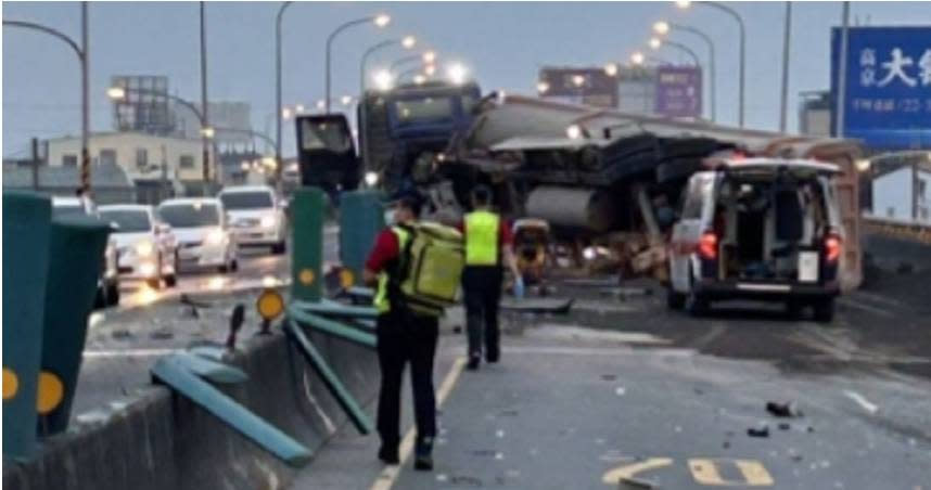 高屏大橋發生砂石車疑似爆胎自撞翻覆，波及後方3車釀成2人受傷。（圖／翻攝「屏東小鎮資訊」）