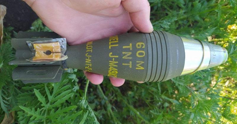 網傳照片指出，烏克蘭東部前線收到一批來自台灣援助的砲彈，但國防部澄清強調沒有軍援烏克蘭。（翻攝自臉書）