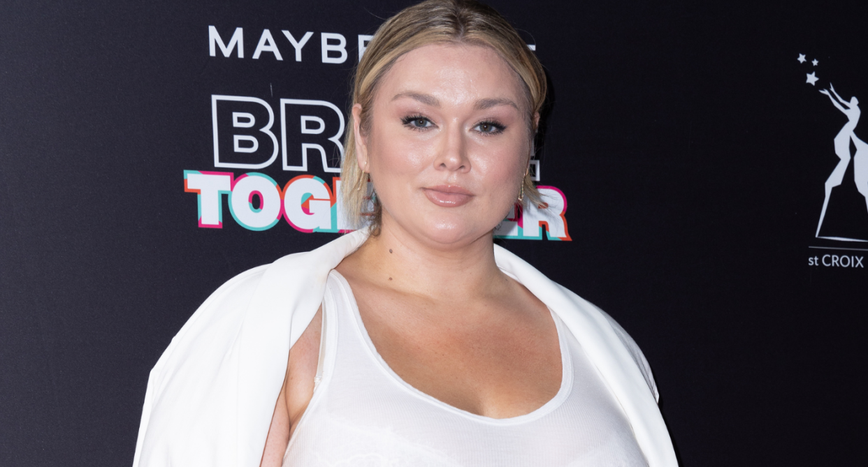 Hunter McGrady's latest photoshoot features her mother and sister. (Image via Getty Images)