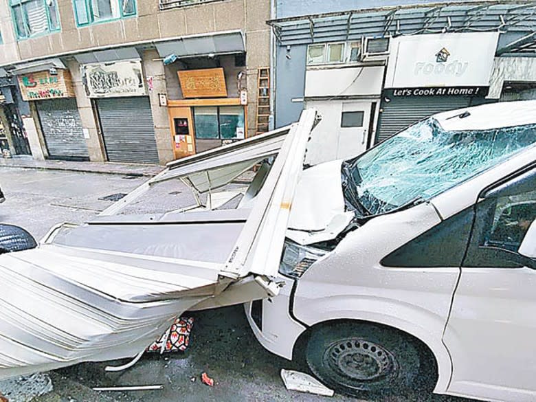 堅尼地城：客貨車車頭毀爛。