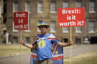 <p>Anti-Brexit-Demonstrant Steve Bray hält vor dem Palace of Westminster zwei Schilder mit der Aufschrift „Brexit: Ist es das wert?“ in die Höhe. Erst kürzlich trat Brexit-Minister David Davis von seinem Amt zurück. Grund für den Rücktritt war ein Streit über die neue Brexit-Strategie Mays. (Bild: AP Photo/Matt Dunham) </p>