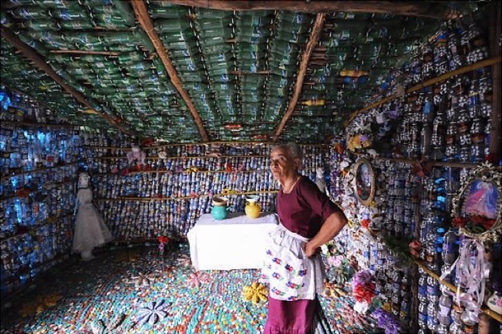 El interior. Sí, mírenlo bien. Es una casa hecha de botellas de plástico. Sin embargo, lo más conmovedor es que ella hizo esto posible en una zona de escasos recursos, donde no llega el servicio de luz eléctrica ni el agua potable.