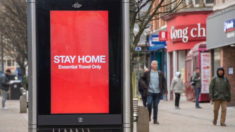 Los modelos matemáticos han sido clave para la toma de decisiones de muchos países. En la foto, la campaña del Reino Unido para que los británicos se queden en sus casas.