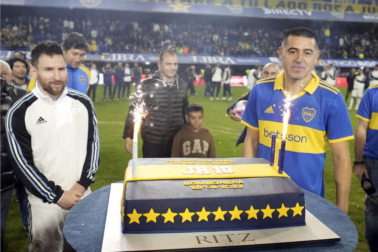Riquelme y Lionel Messi celebraron sus cumpleaños en la Bombonera, un día después, cuando el ex jugador de Boca gozó de su homenaje.