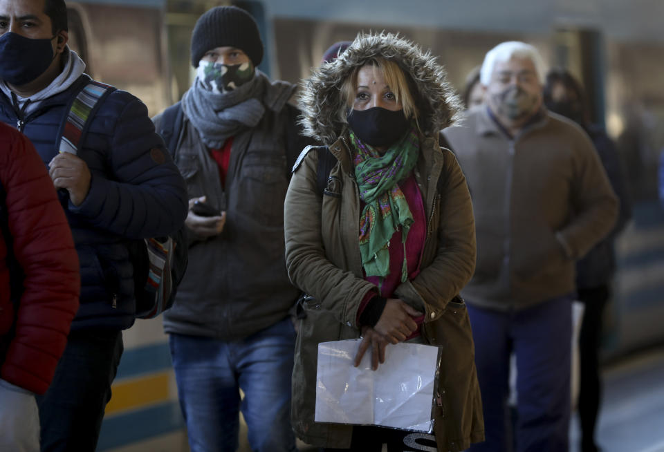 Los viajeros salen de una estación de tren en medio de la nueva pandemia de coronavirus, en Buenos Aires, Argentina, el viernes 26 de junio de 2020. (AP Foto/Natacha Pisarenko)