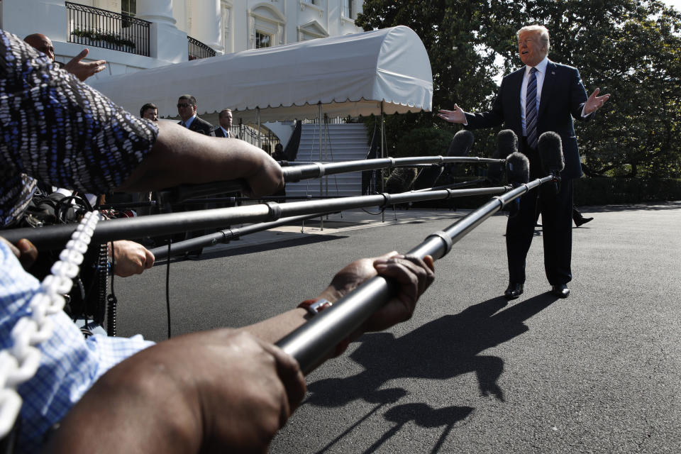 Donald Trump spricht vor dem Weißen Haus mit Journalisten (Bild: AP Photo/Jacquelyn Martin)