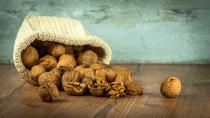 <p>Las nueces y otros frutos secos como las almendras, los cacahuetes o los pistachos también son muy ricos en ácidos grasos poliinsaturados. Sin embargo, contienen muchas calorías por lo que no se recomienda tomar más de un puñado al día. (Foto: <a rel="nofollow noopener" href="http://pixabay.com" target="_blank" data-ylk="slk:Pixabay;elm:context_link;itc:0;sec:content-canvas" class="link ">Pixabay</a>). </p>