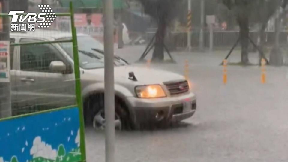 新北鶯歌火車站外積水淹快半個車輪。（圖／TVBS）