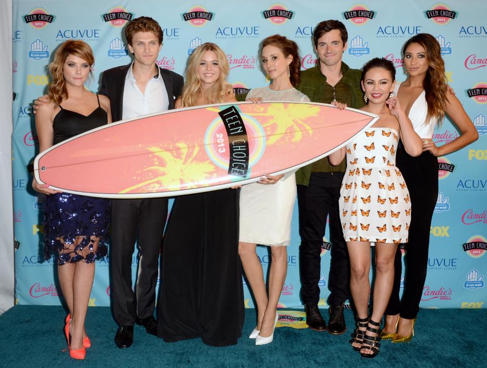 Cast members, from left, Ashley Benson, Keegan Allen, Sasha Pieterse, Troian Bellisario, Ian Harding, Janel Parrish and Shay Mitchell pose backstage with the award for choice TV show: drama for "Pretty Little Liars" at the Teen Choice Awards at the Gibson Amphitheater on Sunday, Aug. 11, 2013, in Los Angeles. (Photo by Jordan Strauss/Invision/AP)