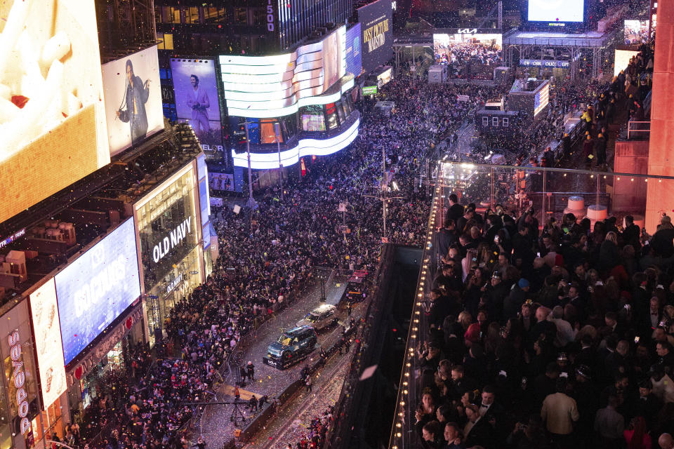 Una lluvia de confeti cae sobre la multitud pocos segundos después del inicio del año, vista desde el New York Marriott Marquis, en Times Square, Nueva York, el 1 de enero de 2024. (AP Foto/Yuki Iwamura)