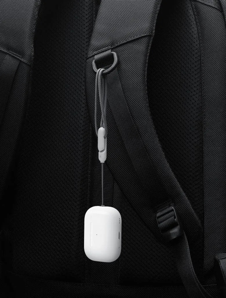 這條掛繩可讓用戶將AirPods Pro 2的充電盒綁掛在背包或手提袋上。（圖／翻攝自蘋果官網）