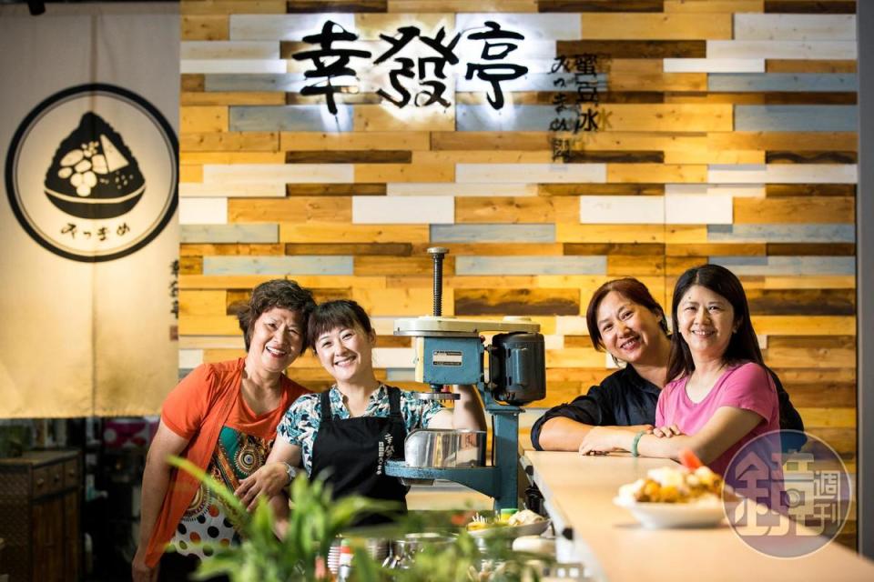 創立80年的幸發亭，已由第二代蔡豐筠（左1）傳給3個女兒，各持1間店的她們感情和睦，還會互相討論新品研發。