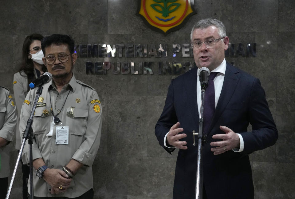 Australian Agriculture Minister Murray Watt, right, speaks to the media as his Indonesian counterpart Syahrul Yasin Limpo listens during a joint press conference after their meeting in Jakarta, Indonesia, Thursday, July 14, 2022, (AP Photo/Tatan Syuflana)