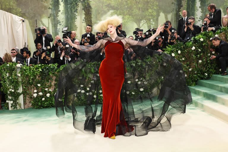 Gwendoline Christie y su impactante llegada a la Met Gala