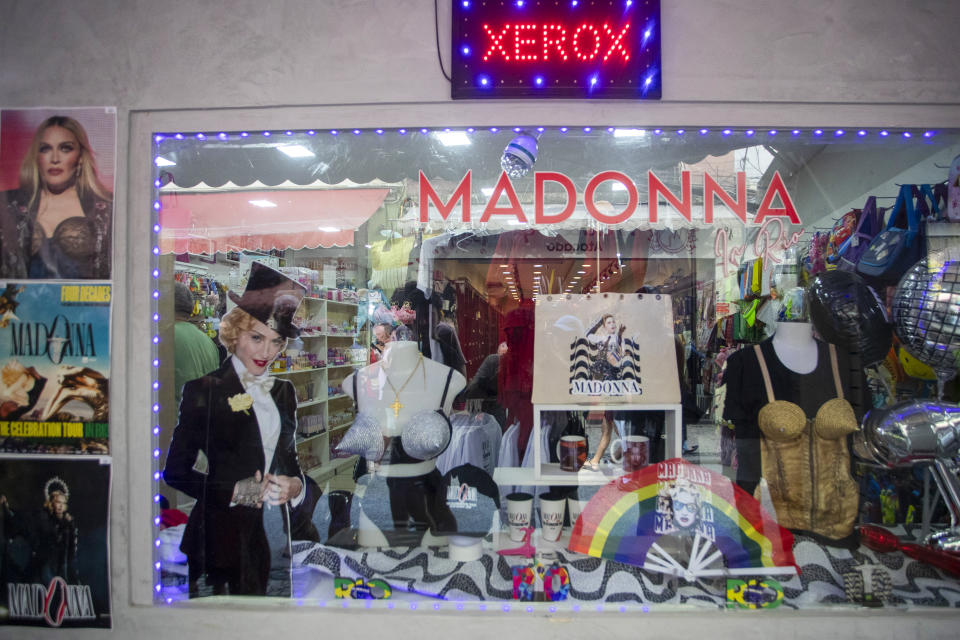 Un escaparate con productos de Madonna en Río de Janeiro, Brasil, el jueves 2 de mayo de 2024. Madonna se presentó en concierto en la playa de Copacabana el sábado. (Foto AP/Bruna Prado)