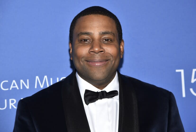 ARCHIVO - El actor y comediante Kenan Thompson llega a la gala del Museo Estadounidense de Historia Natural en Nueva York el 21 de noviembre de 2019. Thompson conducirá la 74a entrega anual de los premios Emmy el lunes 12 de septiembre de 2022. (Foto por Evan Agostini/Invision/AP, archivo)