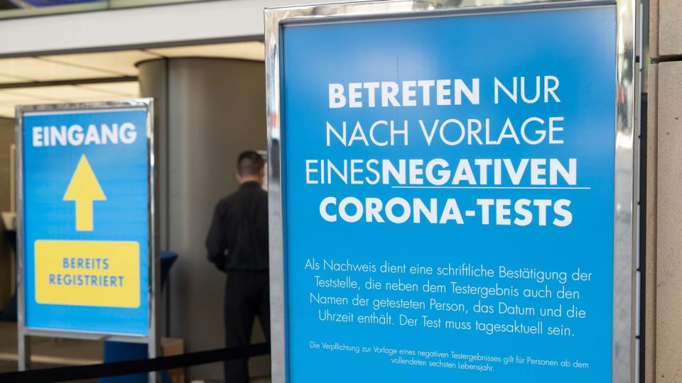 Ein Schild vor einer Filiale von Galeria Kaufhof Filiale in Dortmund weist auf die Testpflicht hin.