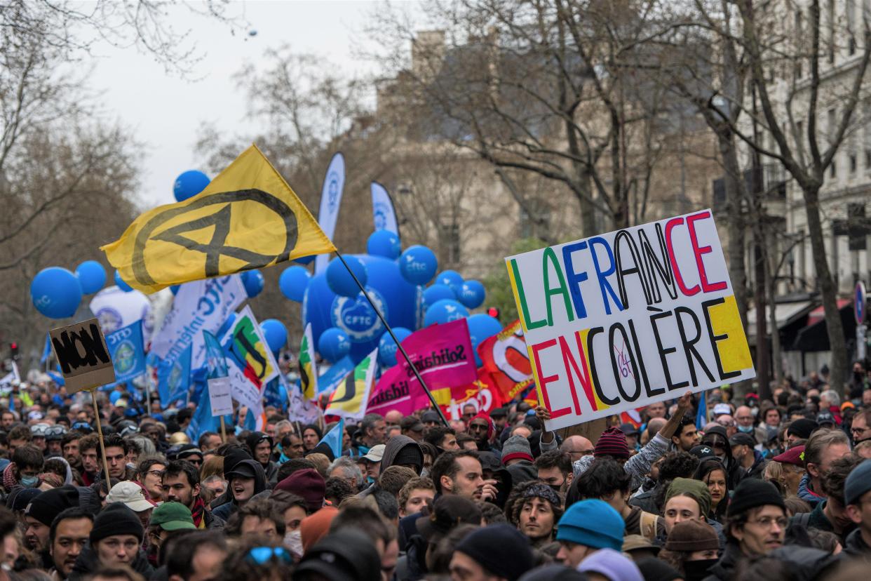 Des manifestants tiennent une pancarte « la France en colère » lors de la mobilisation du 28 mars.