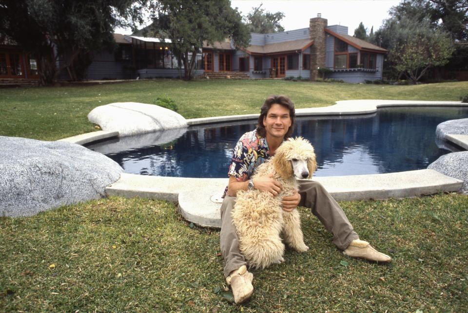 <p>Aquí vemos al artista junto a su perro posando en su casa de Los Ángeles. Además de 'Dirty Dancing' (1987), en 1987 también participó en una película titulada 'El guerrero del amanecer' (1987). (Foto: Michael Ochs Archive / Getty Images)</p> 