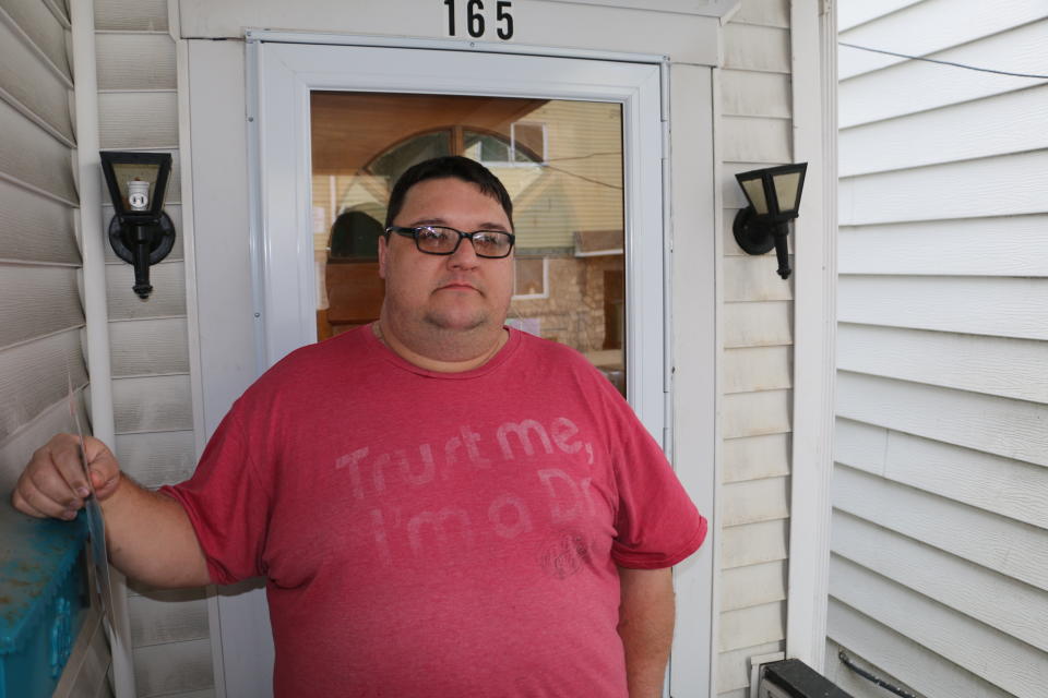 Dwight Harris, 40, is a Republican voting for Conor Lamb. (Photo: Daniel Marans/HuffPost)