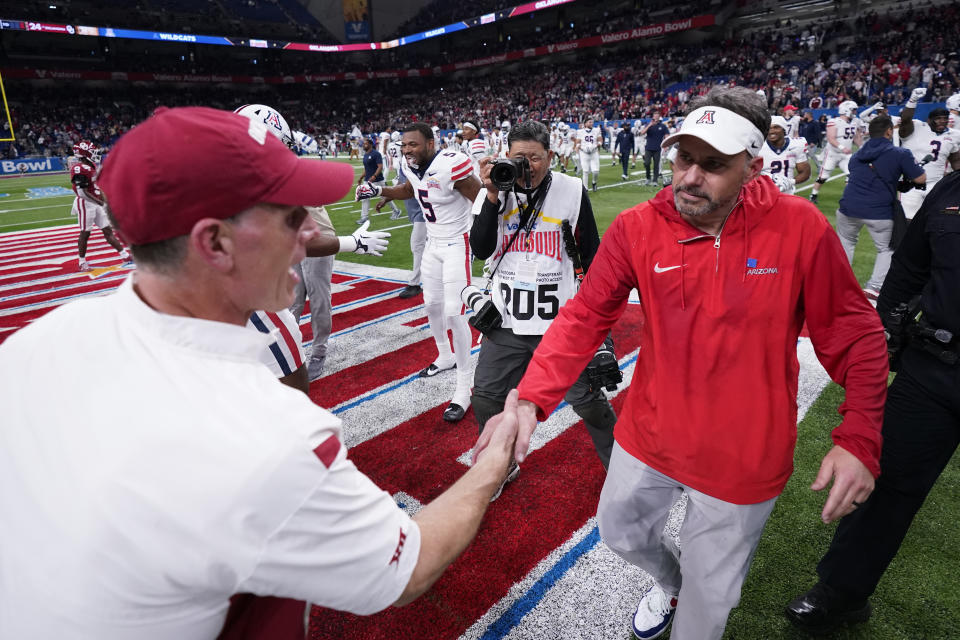 Oklahoma head coach Brent Venables, left, and Arizona head coach Jedd Fisch, right, shake hands following the Alamo Bowl NCAA college football game in San Antonio, Thursday, Dec. 28, 2023. (AP Photo/Eric Gay)