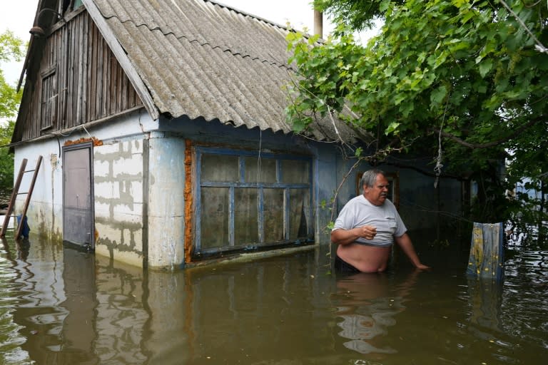 El agricultor ucraniano Yuri, de 56 años, con el agua hasta la cintura en la inundada localidad de Afanasivka el 10 de junio de 2023 (Oleksii Filippov)