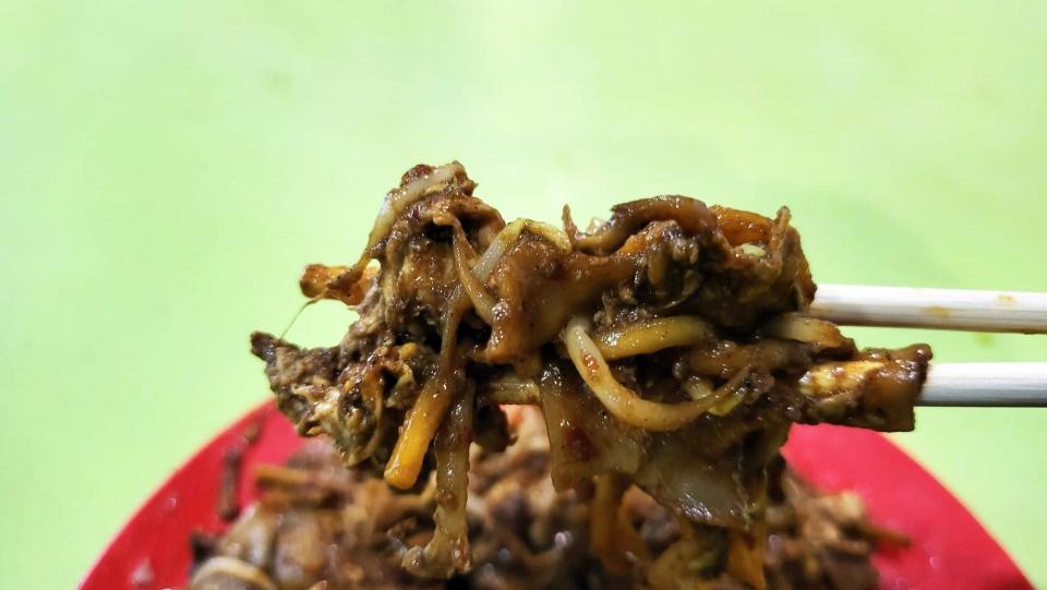 Hai Kee Teochew Cha Kuay Teow on chopsticks closeup