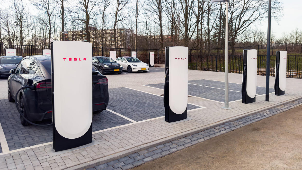  Tesla Supercharger V4. 