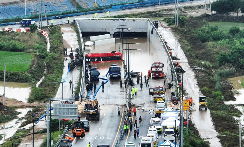 地下道低窪，也讓許多車輛瞬間遭到滅頂。（圖／達志／美聯社）