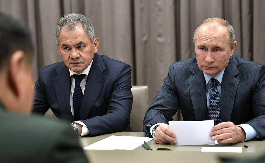 俄羅斯總統普丁(右)雖否認會在太空部署核武，但在地球上，美俄都因俄烏戰爭而傳出部署核武傳聞，引發各界擔憂。（Wikimedia Commons）