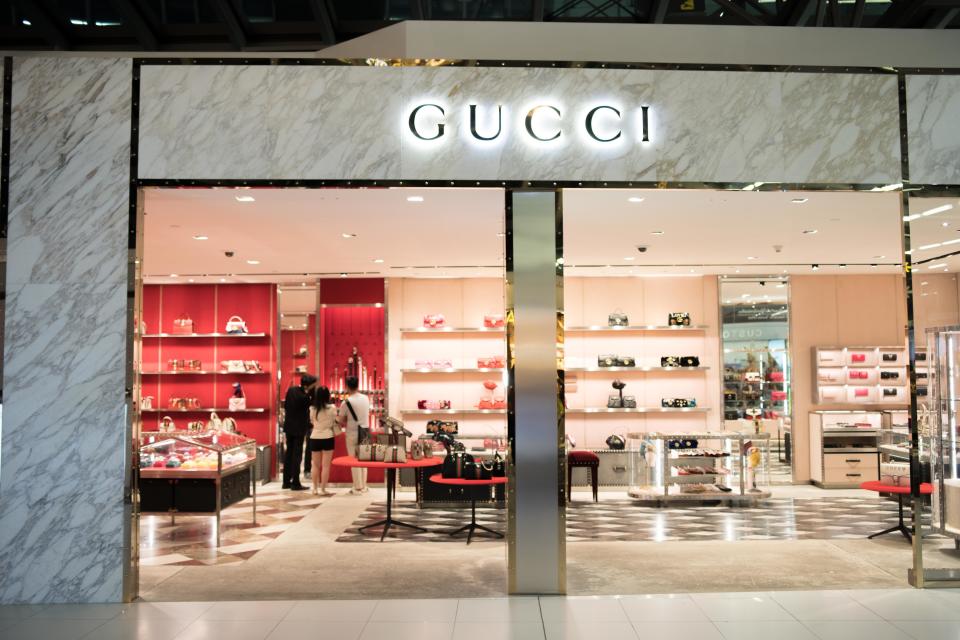 <p>Bekannt ist das italienische Modelabel besonders für seine Koffer, Gürtel und Schals. 2017 war Gucci 8,757 Milliarden Euro wert und sichert sich damit den dritten Platz unter den wertvollsten Luxusmarken. Seit 2004 gehört das Unternehmen zu dem französischen Luxusgüter-Konzern Kering (ehemals PPR), nachdem sein Gründer François Pinault sich bei einem heftigen Übernahmekampf gegen LVMH-Chef Bernard Arnault durchsetzen konnte. </p>