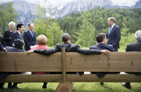 German Chancellor Angela Merkel sits with U.S. President Barack Obama on a bench outside the Elmau castle in Kruen near Garmisch-Partenkirchen, Germany, June 8, 2015. REUTERS/Michael Kappeler/Pool