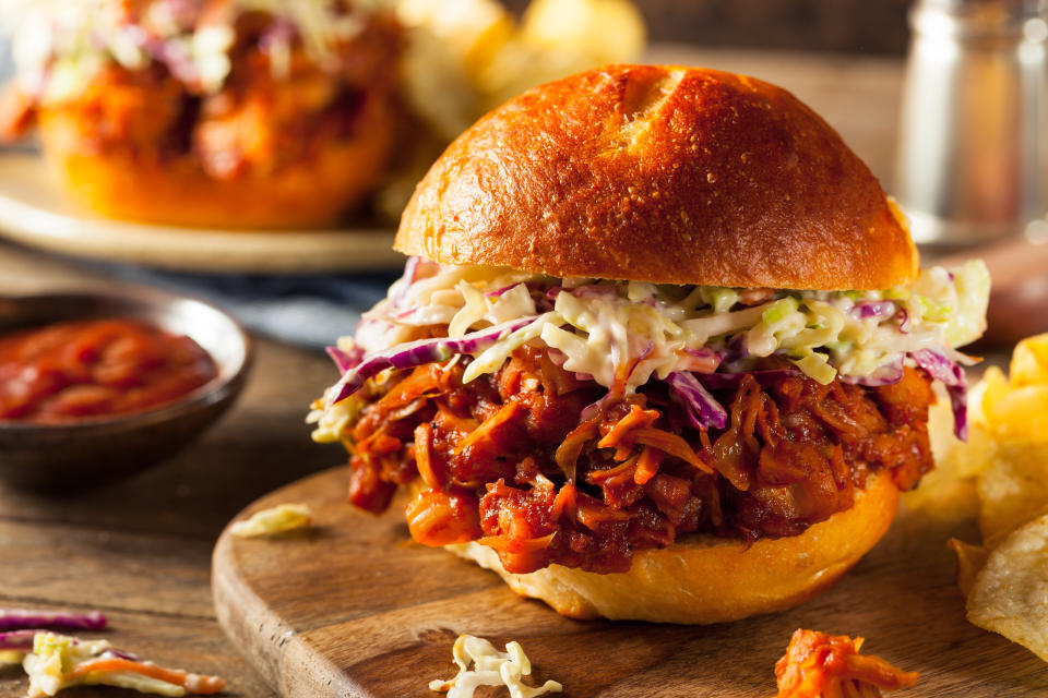 A vegan pulled-jackfruit sandwich (Photo: bhofack2 via Getty Images)