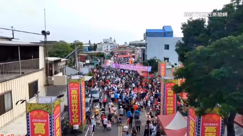 大甲媽祖遶境8日下午抵達嘉義新港，一路往進香目的地新港奉天宮前進。