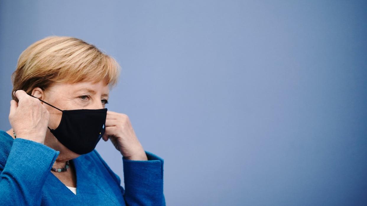 Bundeskanzlerin Angela Merkel nimmt vor ihrer traditionellen Sommer-Pressekonferenz zu aktuellen innen- und außenpolitischen Themen ihre Maske ab.