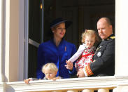 <p>Die Fürstenfamilie präsentiert sich an Monacos Nationalfeiertag dem Volk. Früher hätten Fürstin Charlène und Fürst Albert vermutlich alle Blicke auf sich gezogen, heute sind es die Zwillinge des Paares: Prinzessin Gabriella und Thronfolger Prinz Jacques. (Bild: ddpimages) </p>