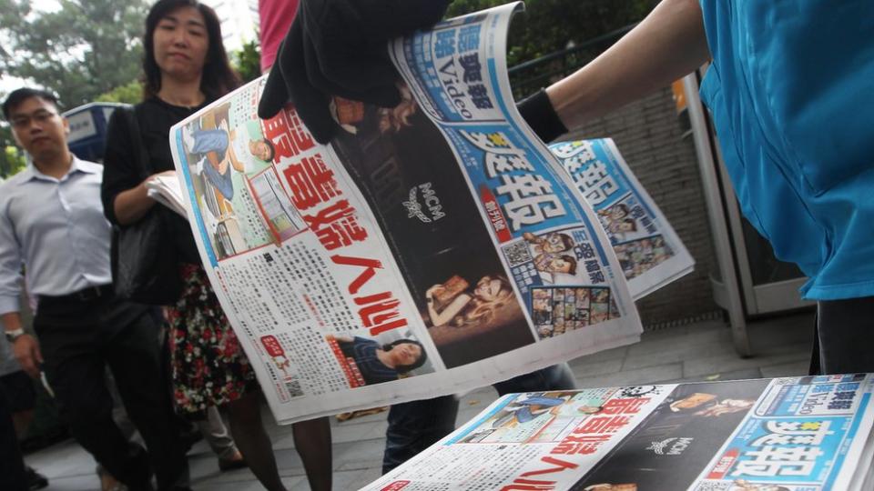 香港中環街頭民眾領取《爽報》創刊號（19/9/2011）