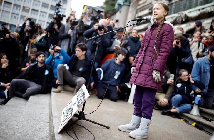 Foto del viernes de la adolescente sueca Greta Thunberg hablando en una marca de "Fridays for Future" en Lausana, Suiza