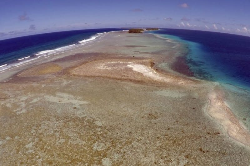 <cite>2015年11月5日，馬紹爾群島的一個無人島在退潮時，大部分都被海水淹沒，只露出一塊岩石（AP）</cite>