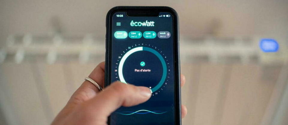 Illustration d'une personne utilisant Ecowatt, l'application de « météo » électrique Ecowatt.  - Credit:Idriss Bigou-Gilles/ Hans Lucas via AFP