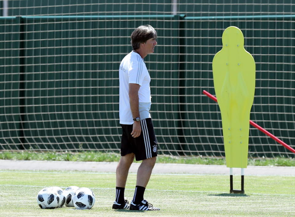 Ein Trainer unter Druck: Joachim Löw bei einer Trainingseinheit in Sotschi. FOTO: EFE/EPA/MOHAMED MESSARA EDITORIAL