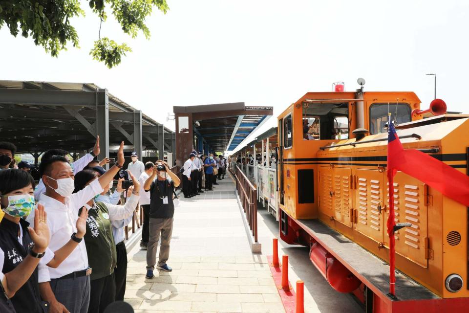 蒜頭糖廠五分車延駛至嘉義高鐵站，今天通車。   圖：嘉義縣政府/提供