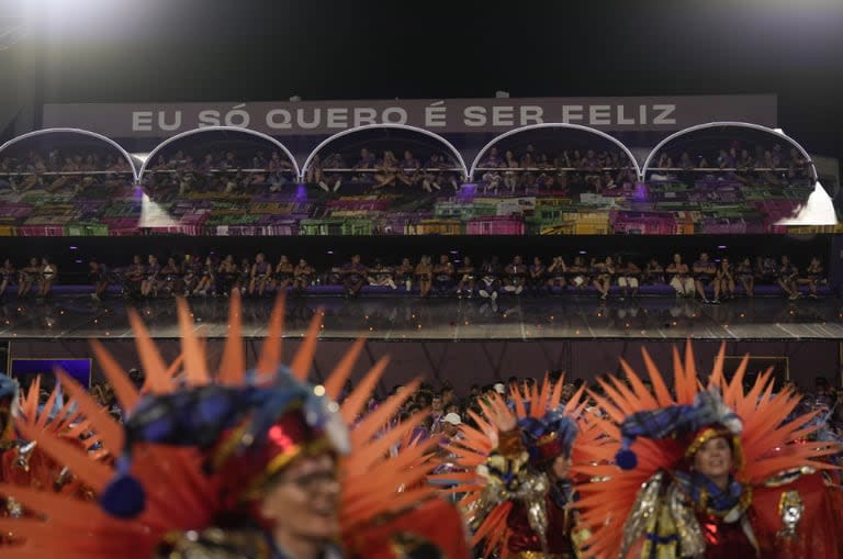 El público disfruta el desfile de la Escola Unidos da Tijuca, sambódromo de Rio de Janeiro, lunes 12 de febrero (AP Photo - Silvia Izquierdo)