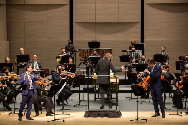 La Orquesta Sinfónica Nacional de Colombia, dirigida por el alemán Jürgen Wolff, con los solistas Rafael Aponte (flauta) y Tamás Balla (oboe), en el teatro El Ensueño