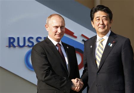 Russian President Vladimir Putin (L) welcomes Japan's Prime Minister Shinzo Abe before the first working session of the G20 Summit in Constantine Palace in Strelna near St. Petersburg, September 5, 2013. REUTERS/Grigory Dukor